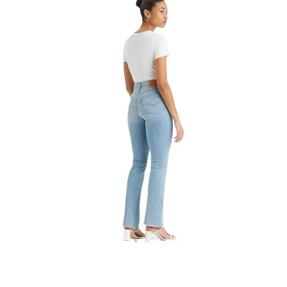 725 HIGH RISE BOOTCUT WOMEN'S JEANS Zip Fly Light Wash Size (2) 26”X30”